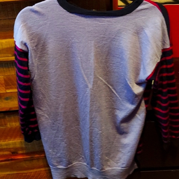 Valentines ready! The cutest sweater. I an a 6 foot man and wanna keep it. Lol! - Picture 2 of 3